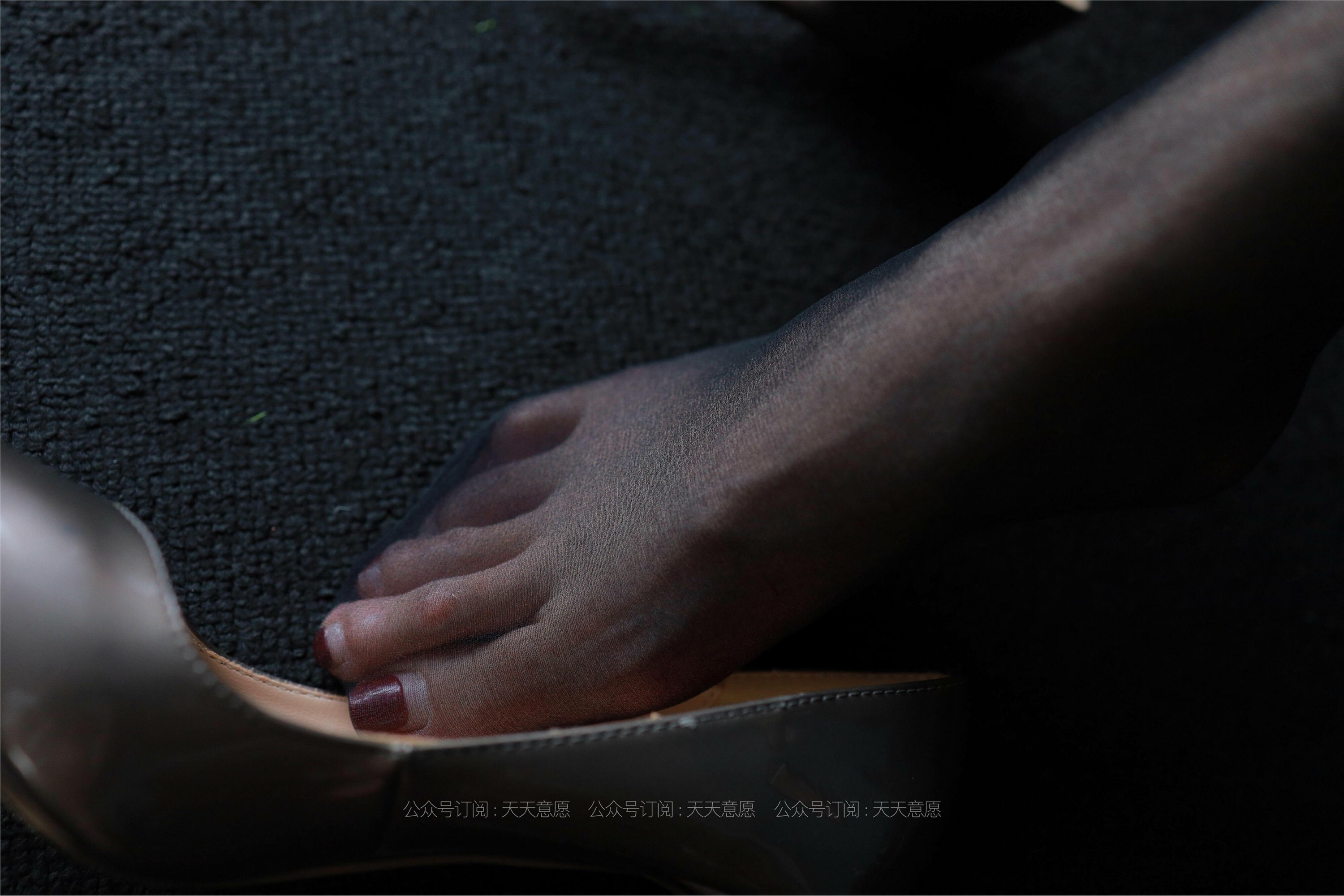 IESS异思趣向 - 模特：羽西《沙发上的黑丝》